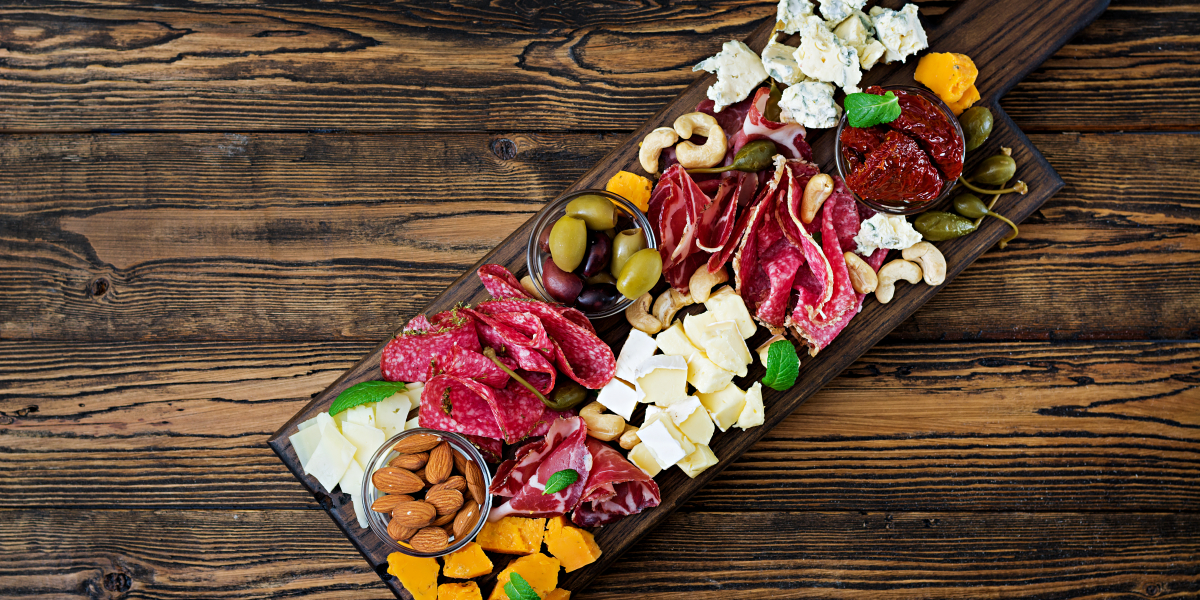 <h1>Charcuterie, fromages ou les deux : &agrave; vous de choisir. Nous composons pour vous une planche gourmande pr&ecirc;te &agrave; d&eacute;guster.</h1>